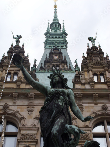 Brunnenstatue im Innenhof des Hamburger Rathauses photo