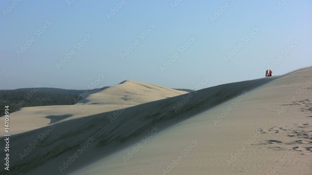 promeneurs au sommet de la dune du Pilat