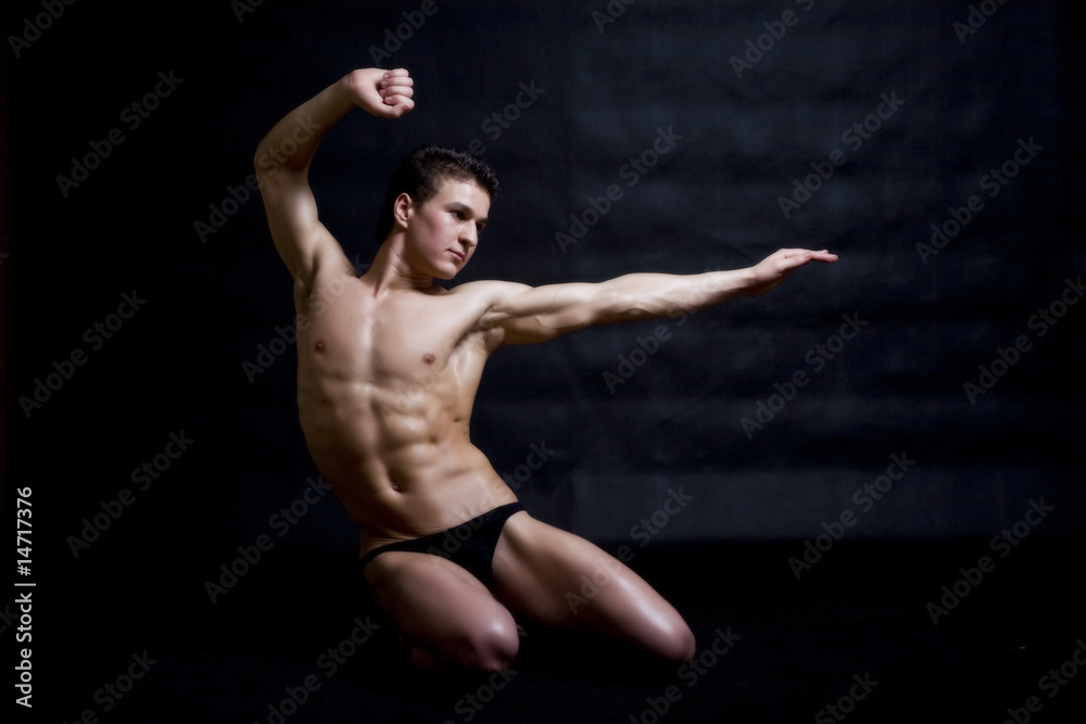 Obraz premium muscular man posing artistic