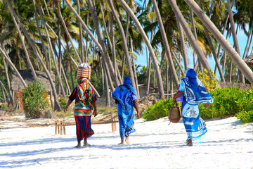 Fototapete Sansibar Frauen am Sandstrand von Sansibar  © dsukhov