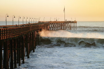 Fotobehang Pier Stormgolven beuken tegen oceaanpier  © Georg Lehnerer