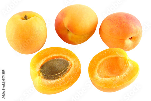 Vier Aprikosen - eine aufgeschnitten - freigestellt