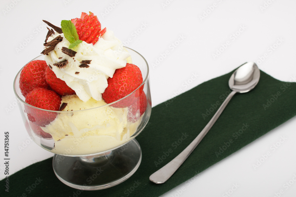 Vanilleeis mit Erdbeeren Stock-Foto | Adobe Stock