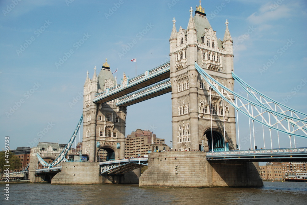 Obraz premium SilverTower Bridge in London