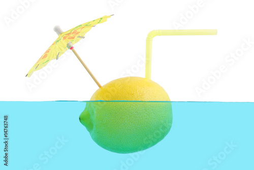 Foto Fresh lemon yellow submarine in blue water