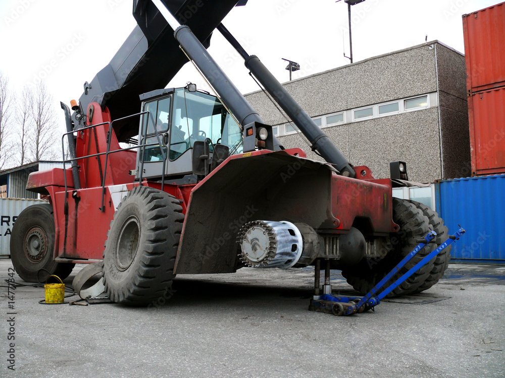 Reifenwechsel beim Reachstaker Reifenwechsel beim Reachstaker