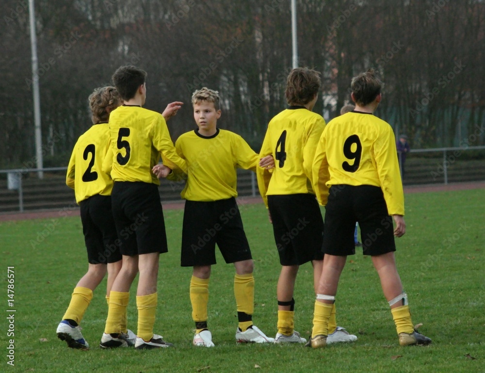 Fussballspieler stellen eine Mauer Fussballspieler stellen eine Mauer