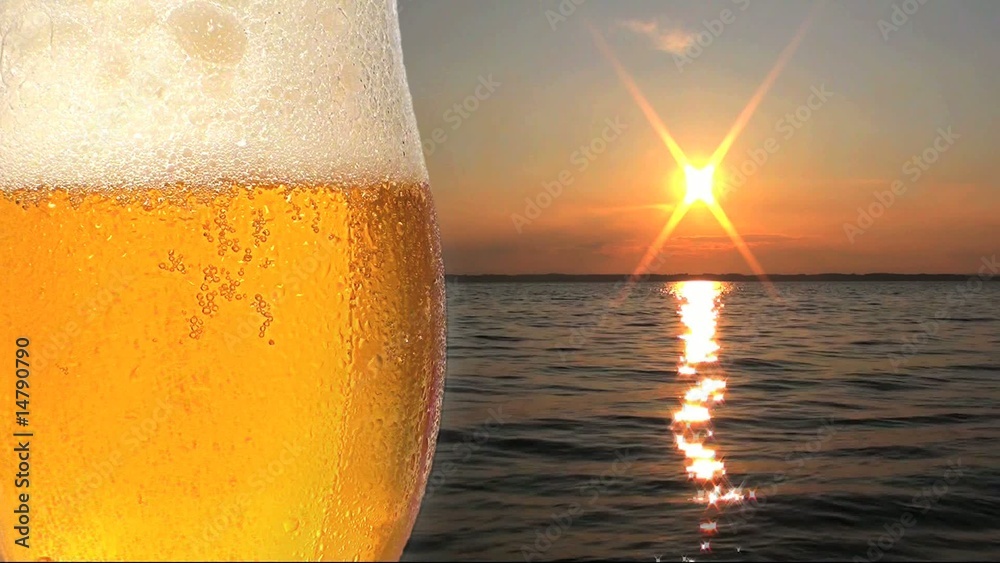 kühles frisches bier mit sonnenuntergang