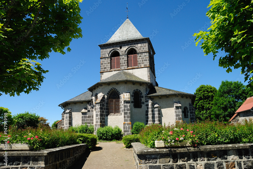Fototapeta premium L'église romane de Saint-Ours-les-Roches