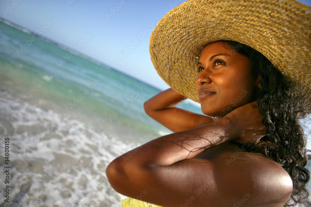 femmese portant un chapeau en bord de plage
