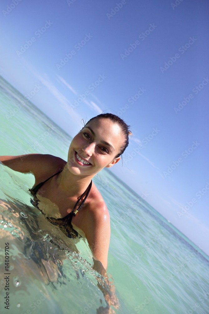 Jolie femme en maillot de bain se baignant à la mer Stock Photo | Adobe  Stock