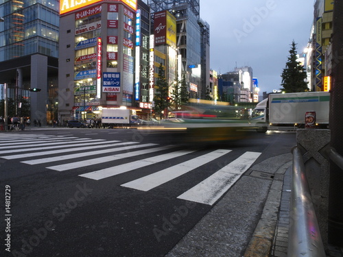 Taxi veloz atravesando paso de cebra en Tokio photo