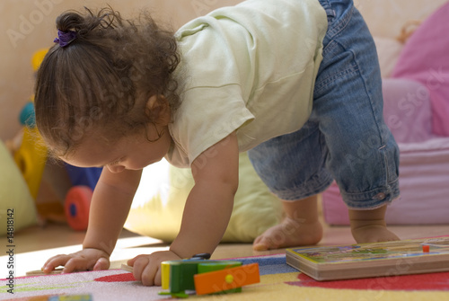 Bébé se redressant - tenir debout