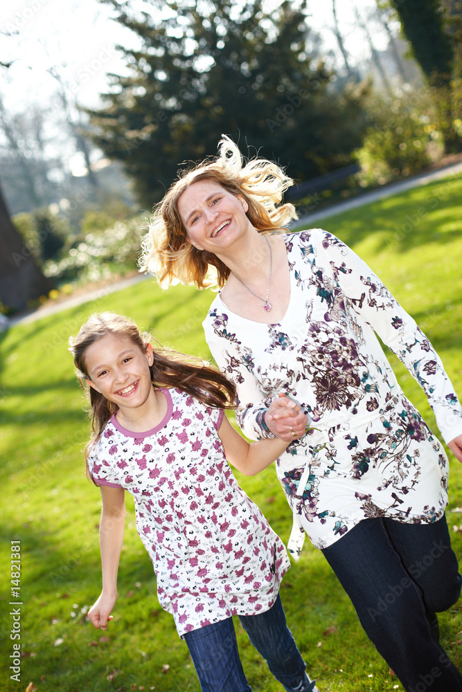 Mutter läuft mit Tochter