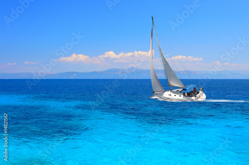 Fotografiet Sailing yacht in turquoise waters