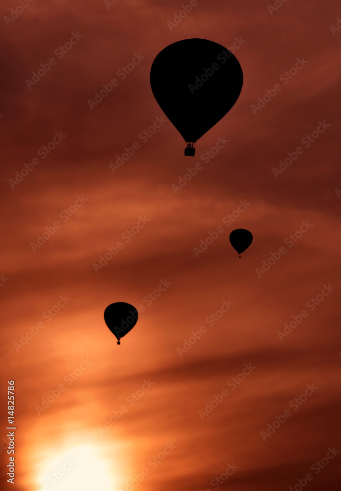 Naklejka premium heißluftballons im sonnenuntergang