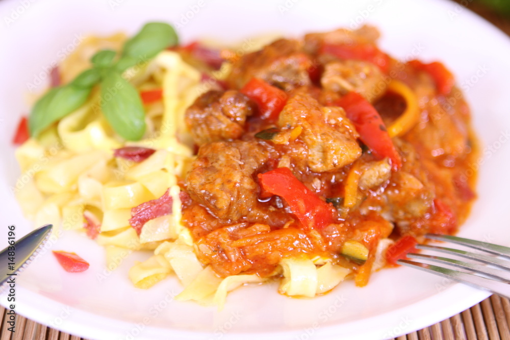 Gulasch mi Nudeln Gulasch mi Nudeln