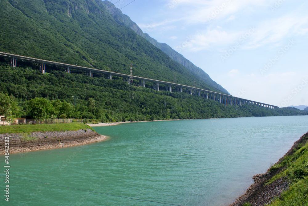 Obraz premium lago morto e autostrada