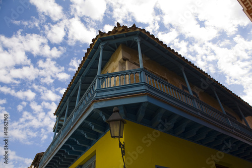 Tablou canvas Blue and yellow house in cuba