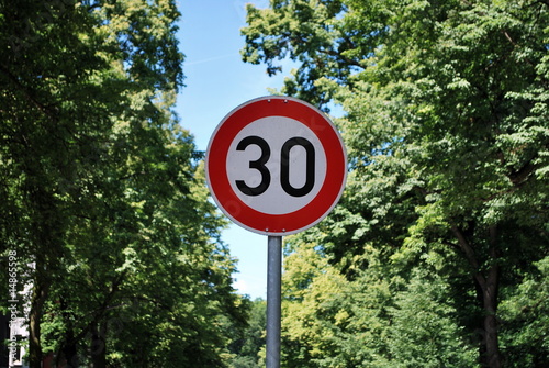 Verkehrsschild 30km/h Höchstgeschwindigkeit