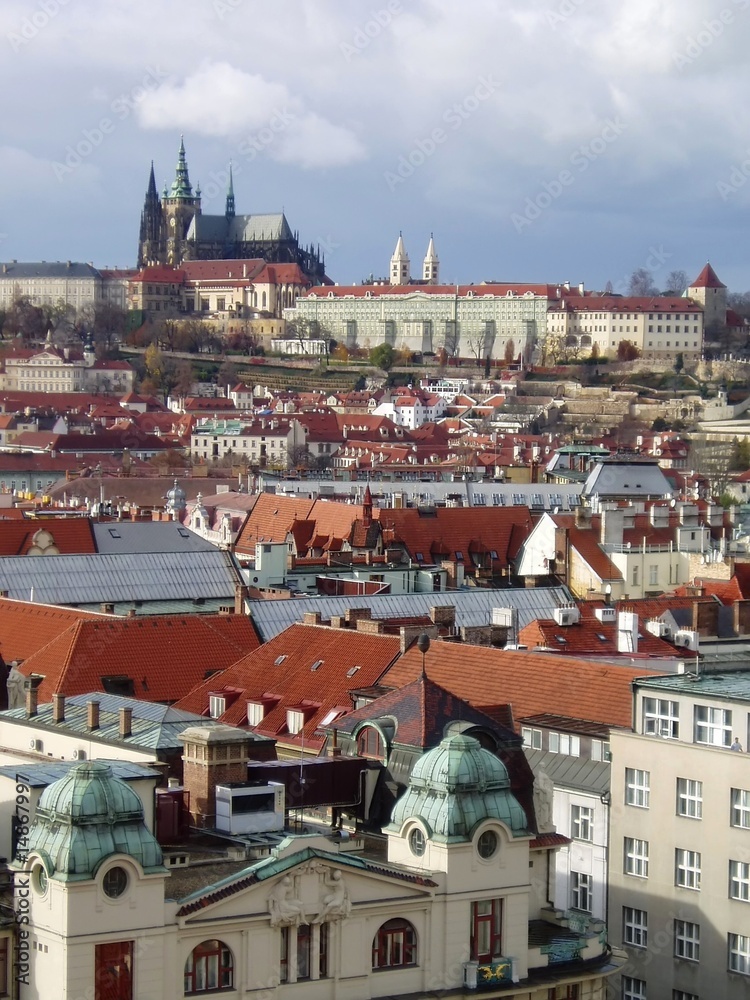 Obraz premium View over the rooftops to Prague Castle