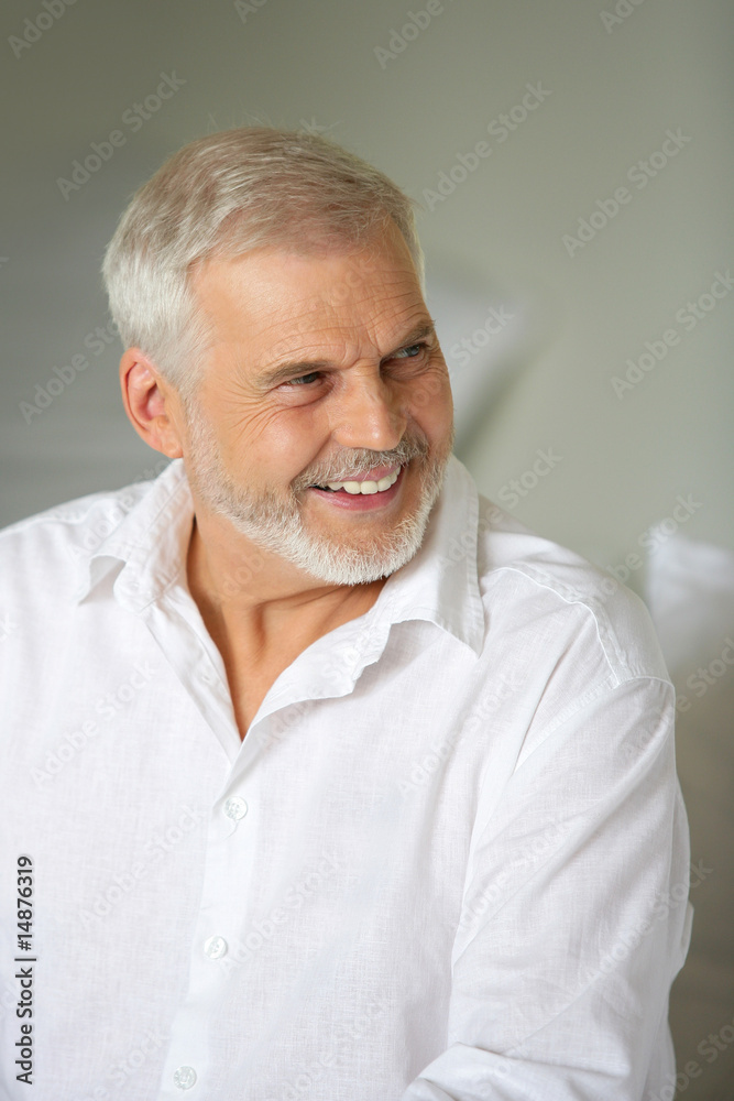 Obraz premium Portrait d'un homme senior souriant
