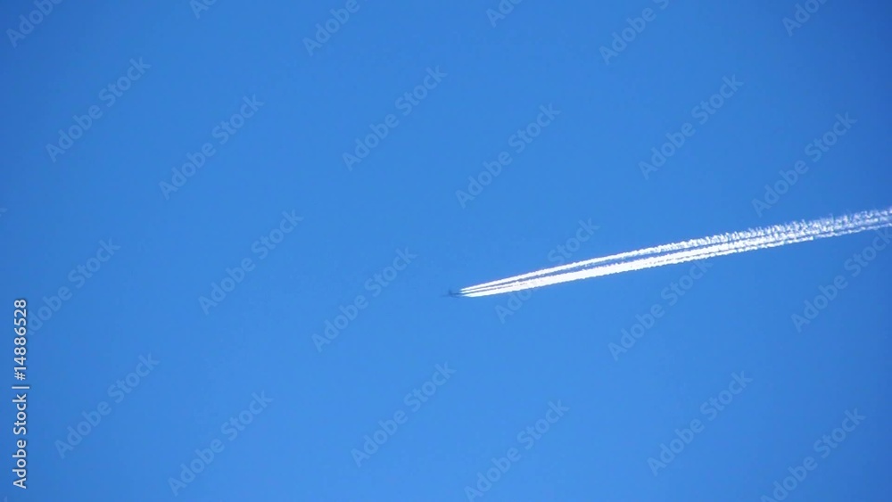 traînée blanche d'un avion dans le ciel traînée blanche d'un avion dans le ciel