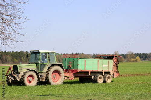 Traktor bei der G  lleausbringung