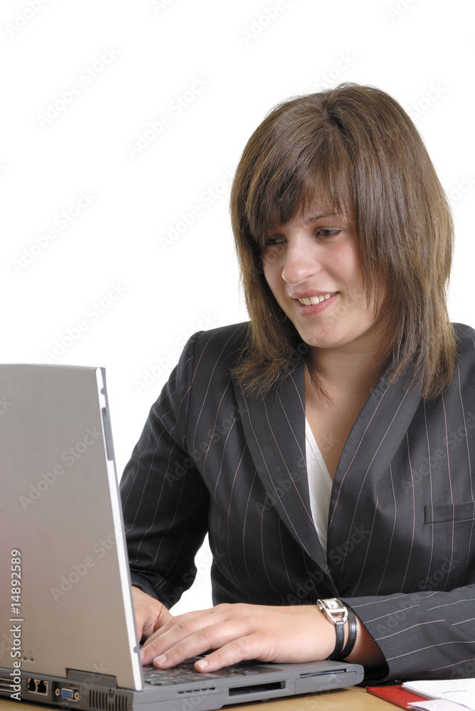 jeune femme d'affaire travaillant sur son ordinateur portable jeune femme d'affaire travaillant sur son ordinateur portable