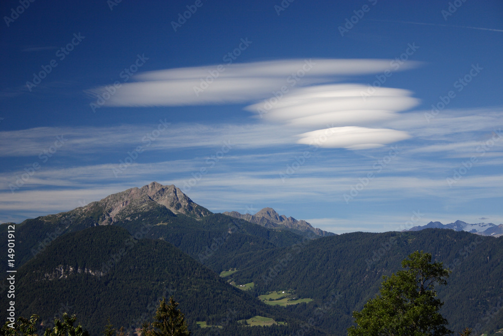 Obraz premium Wolken in Form von Ufos an einem Föhntag.