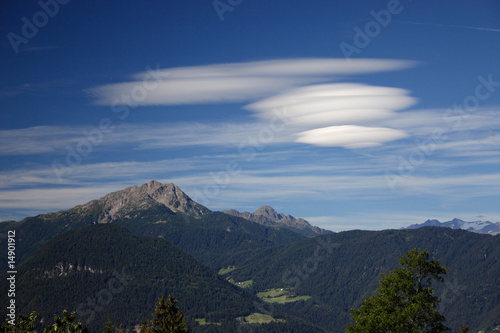 Wolken in Form von Ufos an einem Föhntag.