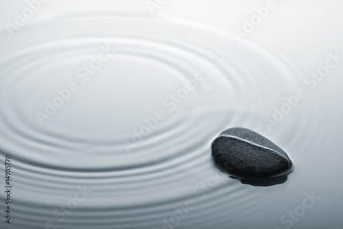 Obraz na plátně zen konzept, stein in gewelltem wasser