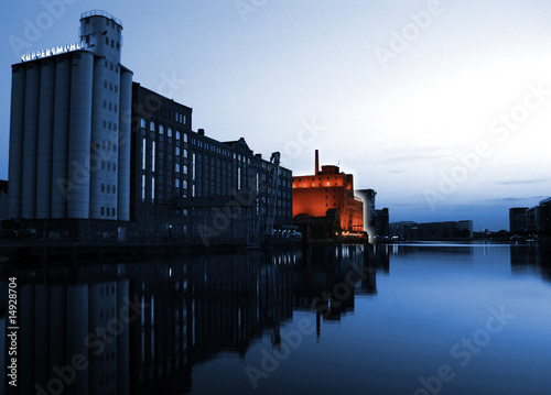 Innenhafen Duisburg  blaue Stunde Wasserspiegelungen