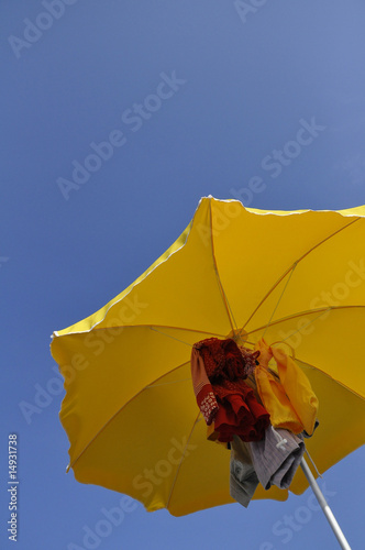 ombrellone mare giallo