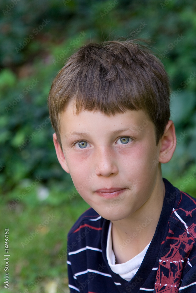 Junge schaut voller Vertrauen in die kamera Junge schaut voller Vertrauen in die kamera