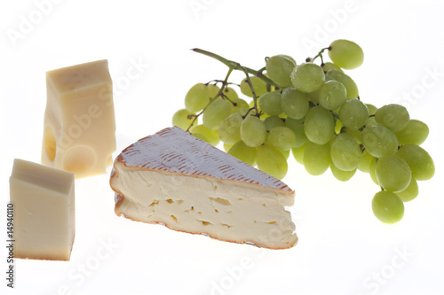 verschiedene Arten von Käse und Trauben