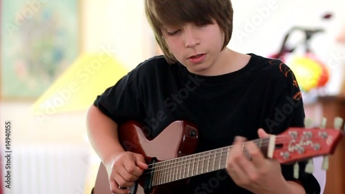 adolescent à la guitare