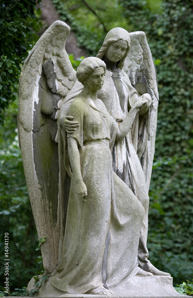 Engel begleitet Frau