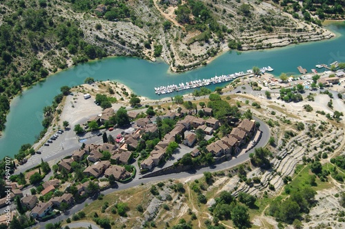 vue aérienne du village et lac d'esparron