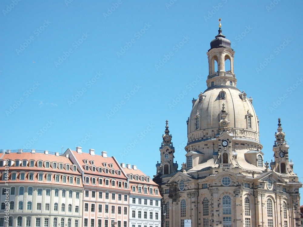 Frauenkirche Dresden mit historischen Bürgerhäusern