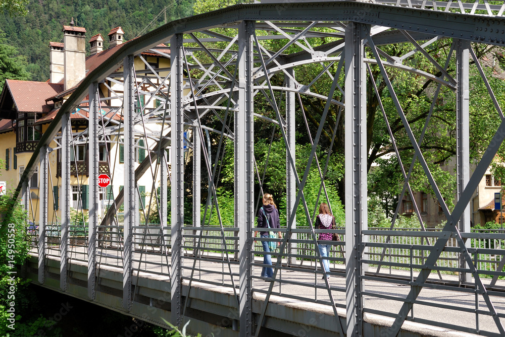 Bressanone: due ragazze che attraversano il ponte in ferro