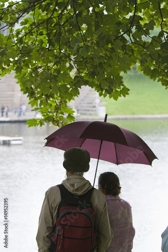 Personen unter Regenschirm