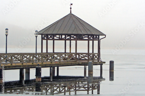Winterliche Idylle: Pavillon am zugefrorenen See