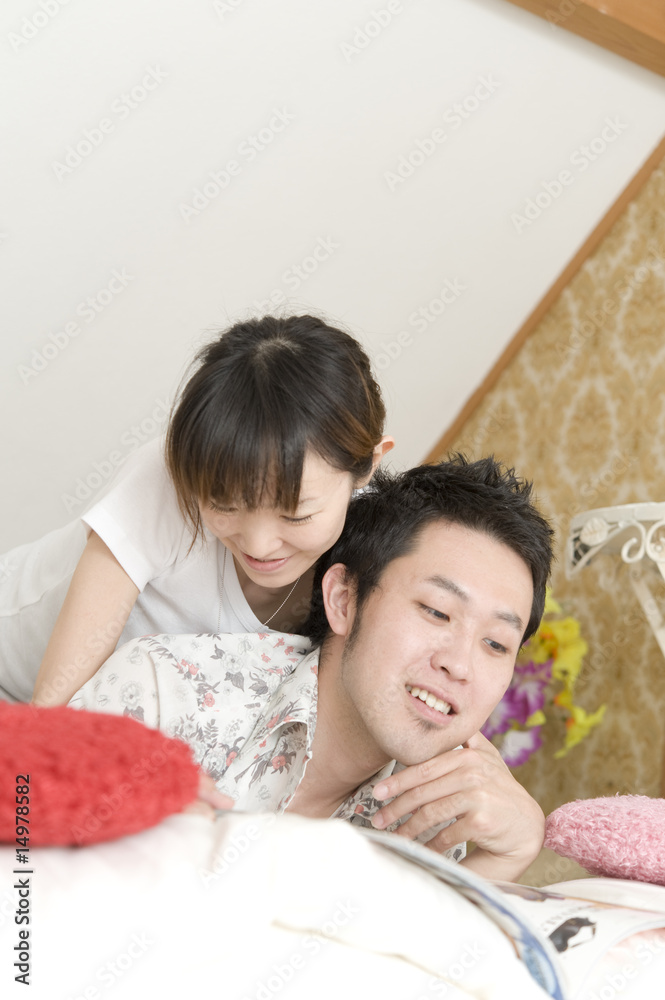 ベッドでじゃれるカップル Stock 写真 Adobe Stock
