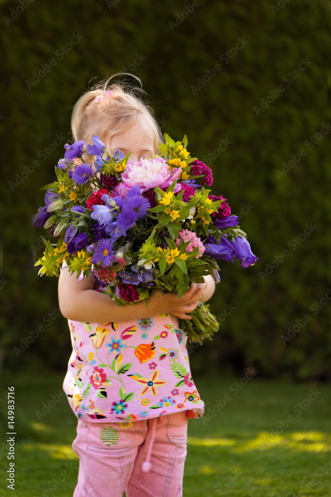 Kind mit Blumenstrauß. Geschenk für Muttertag