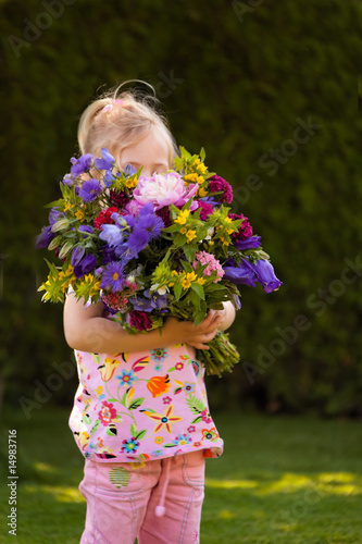 Kind mit Blumenstrau  . Geschenk f  r Muttertag