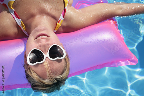 Mujer Divirtiendose en Una Piscina