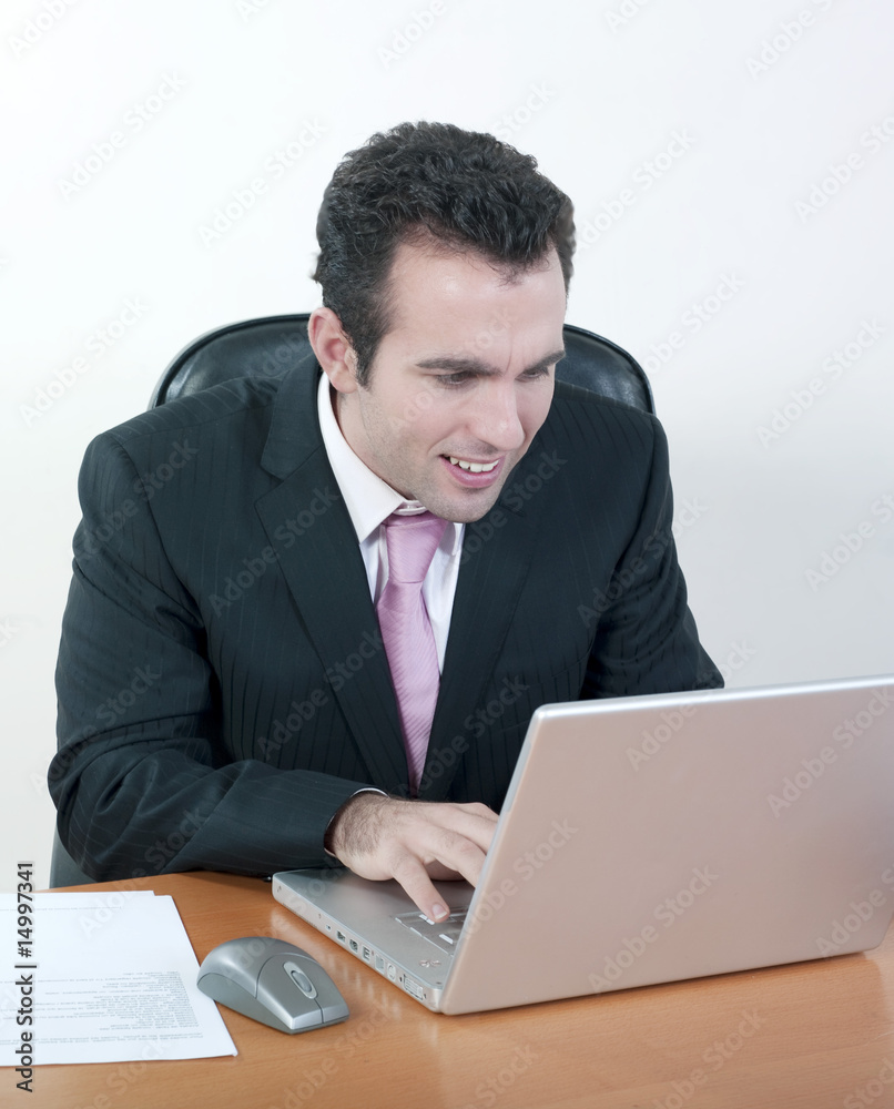 homme d'affaires sourire ordinateur bureau homme d'affaires sourire ordinateur bureau
