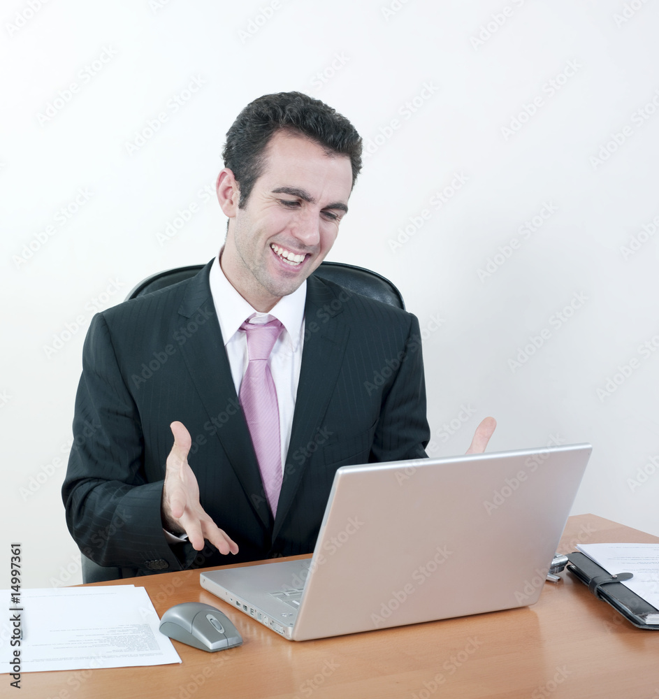 jeune homme d'affaires heureux ordinateur portable jeune homme d'affaires heureux ordinateur portable