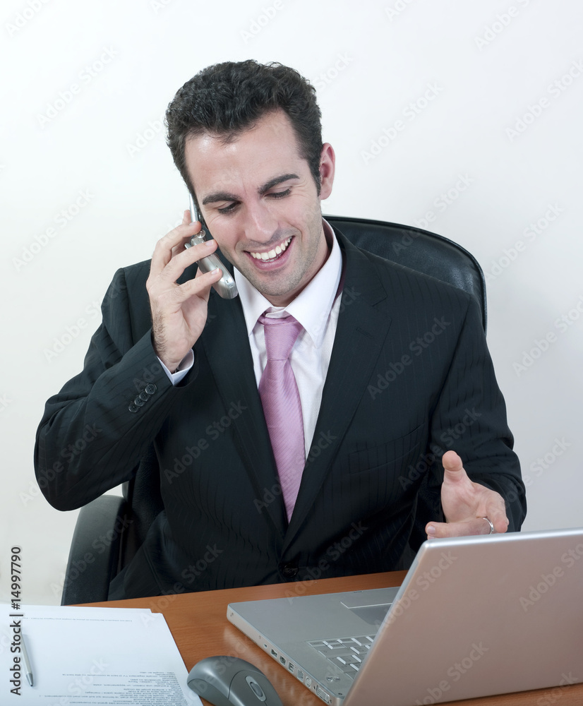 homme d'affaires joyeux au téléphone homme d'affaires joyeux au téléphone